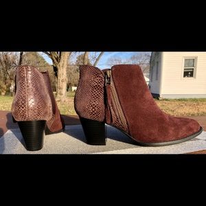 EUC VIONIC Suede/Embossed Snake Heel booties 7W